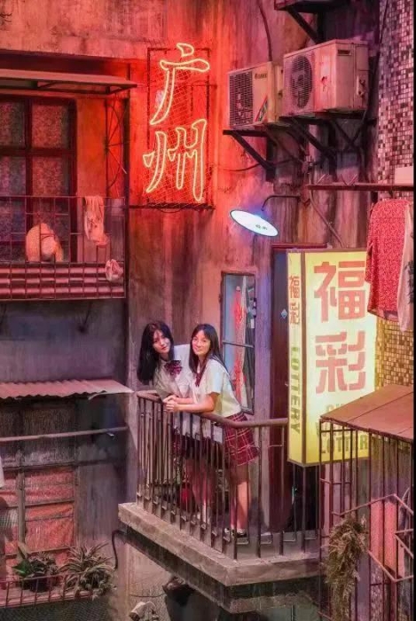 年轻客群在广州文和友福利彩票店打卡