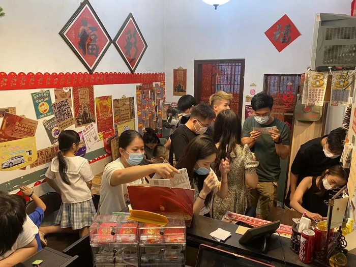 百万大奖中出后，文和友顾客纷纷涌进福利彩票店购买刮刮乐