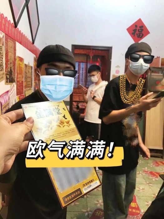 中奖者（右）与朋友让销售员帮忙核对彩票是否中奖