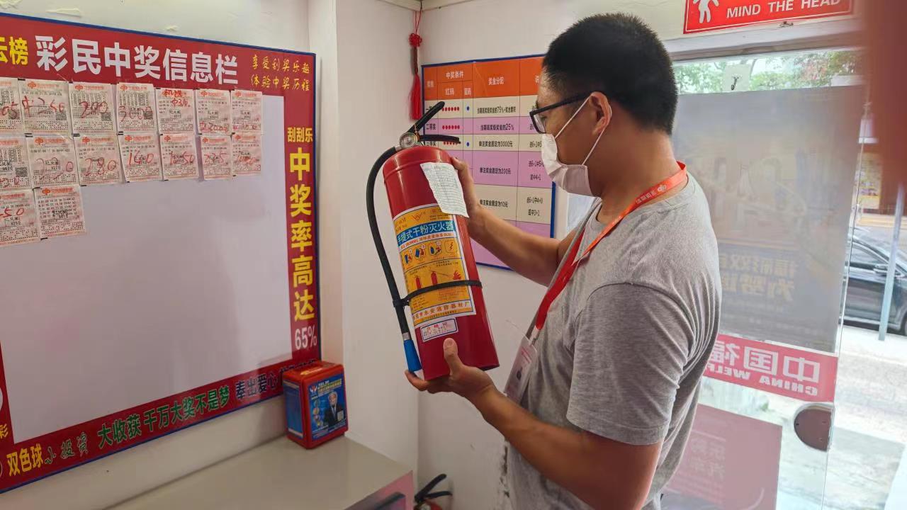 检查灭火器.jpg