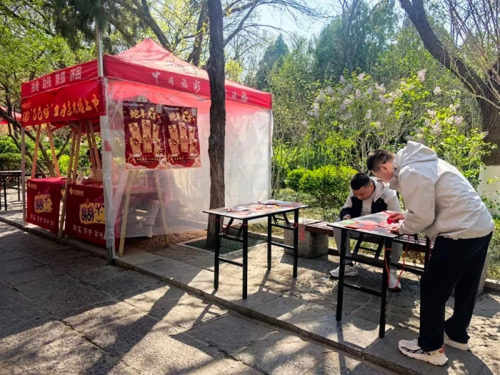 图为登山步道上的刮刮乐户外卖场 图为登山步道上的刮刮乐户外卖场