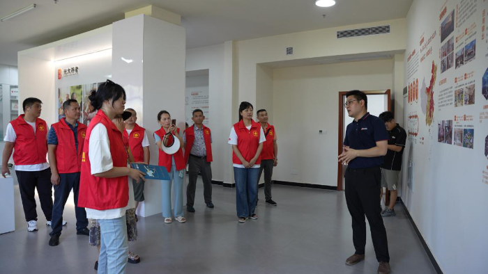 图为：市养老服务中心向公众代表介绍公益金支持建设情况