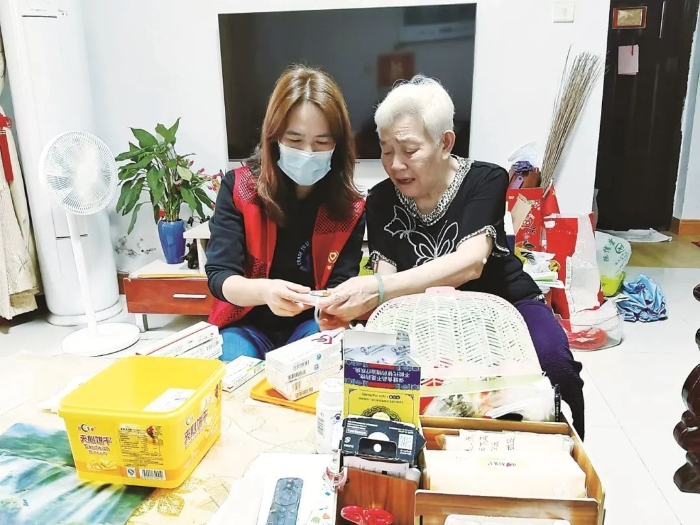 蕉城区亿利社区，助老员上门为独居老人服务。