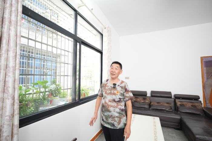张胜华在改造后焕然一新的家中。