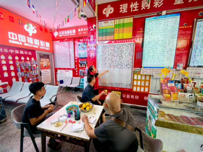 杨程英与购彩者进行交流