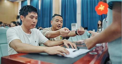 现场发放助学金 现场发放助学金