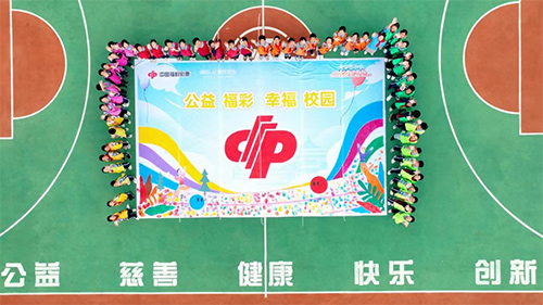 爱心人士和学生代表合影留念