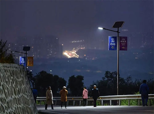 金鳌村的夜晚,高悬的太阳能路灯如繁星般镶嵌在山野之间 金鳌村的夜晚,高悬的太阳能路灯如繁星般镶嵌在山野之间