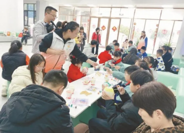 赤壁市未保中心开展“执笔绘月球点亮五彩人生”手工DIY月球灯活动 赤壁市未保中心开展“执笔绘月球点亮五彩人生”手工DIY月球灯活动