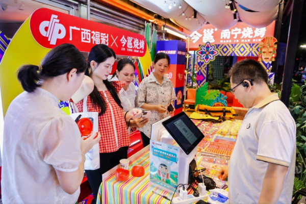 市民在门店参与公益体验 市民在门店参与公益体验