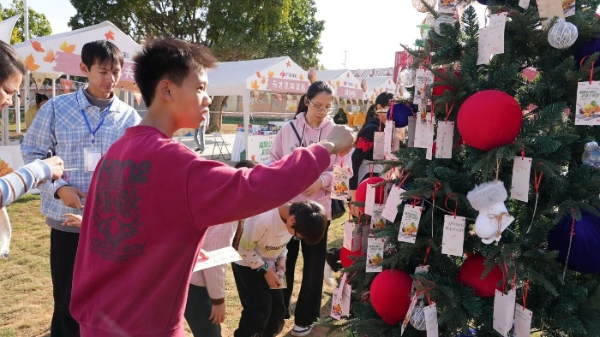 市民写下公益心愿 市民写下公益心愿