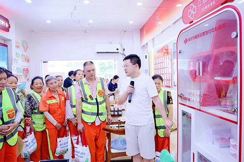 陈宗兵为环卫工人介绍店内的“公益驿站”