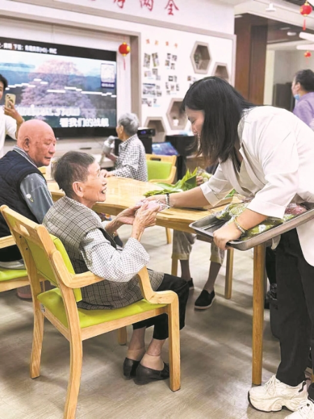 三元区青山社区嵌入式养老服务中心的日常生活。