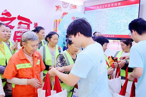 “两小时公益”大学生在公益项目中为环卫工人发放物资