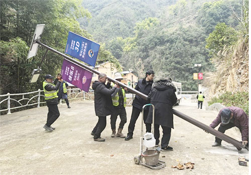 双坪村路灯安装现场。鸡鸣乡供图 双坪村路灯安装现场。鸡鸣乡供图