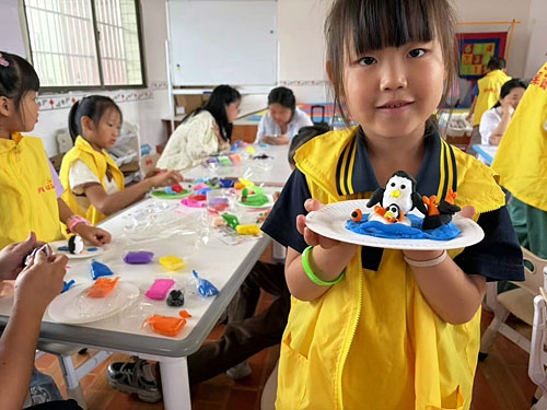 “阳光驿站”的孩子们展示自己的手工作品